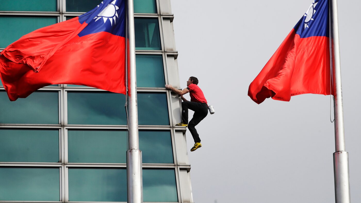 U.S. rock climber Alex Honnold reaches top of Taip…